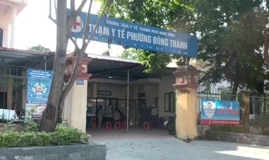 Trạm y tế phường Đông Thành, thành phố Ninh Bình hiện thu phí test nhanh COVID-19 với giá 120.000 đồng, cao hơn nhiều so với quy định của Bộ Y tế. Ảnh: NT