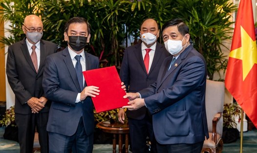 Trước sự chứng kiến của Chủ tịch nước Nguyễn Xuân Phúc, Bộ trưởng Bộ KH&ĐT Nguyễn Chí Dũng đã trao giấy phép đầu tư cho KCN Việt Nam Singapore (VSIP) III tại Bình Dương. Ảnh: BCM