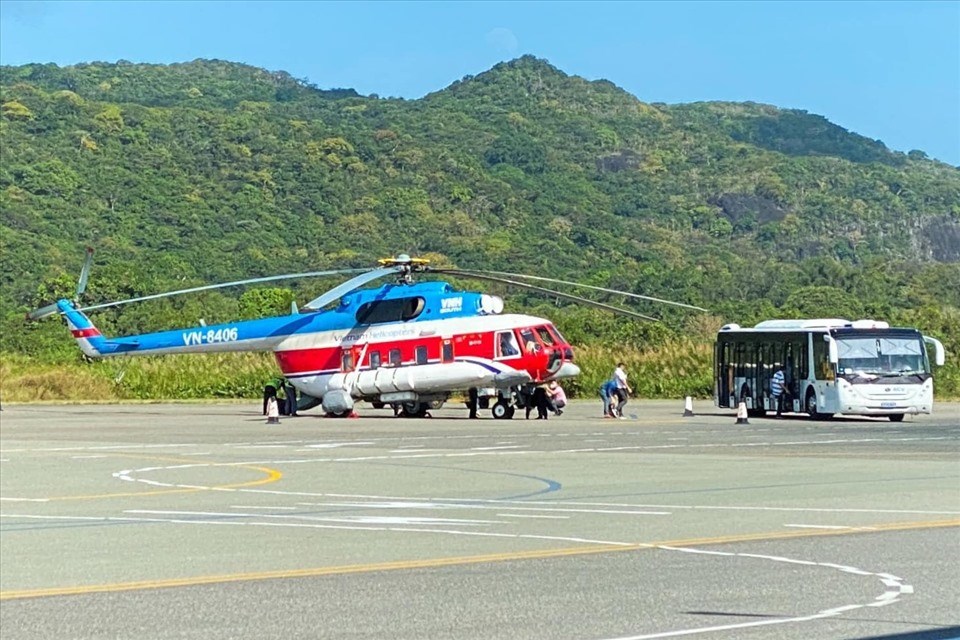 Một chuyến bay trực thăng đưa hành khách từ Vũng Tàu đi Côn Đảo. Một chuyến bay trực thăng đưa hành khách từ Vũng Tàu đi Côn Đảo.