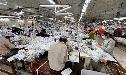 Các doanh nghiệp dệt may ở Bắc Giang đang thiếu hụt lao động. Ảnh: NVCC