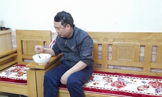 Một công nhân là F0 (thuê trọ tại xã Kim Chung, huyện Đông Anh, Hà Nội) đang tự điều trị tại nhà. Ảnh: NVCC