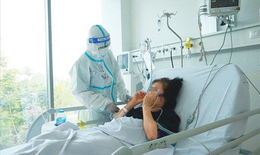 Bác sĩ Võ Tấn Lực - Khoa cấp cứu Bệnh viện Chợ Rẫy (TPHCM) - chăm sóc bệnh nhân COVID-19. Ảnh: Nguyễn Ly