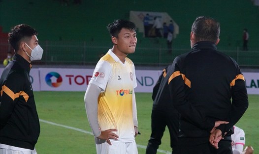 Tiền vệ Mạc Hồng Quân thất vọng sau khi cùng Bình Định để thua Viettel ở trận ra quân V.League 2022. Ảnh: Nguyễn Đăng