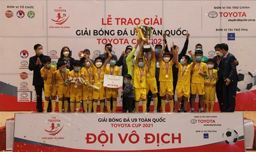 Niềm vui đoạt cúp vô địch của các cầu thủ đội U9 Sông Lam Nghệ An. Ảnh: HV