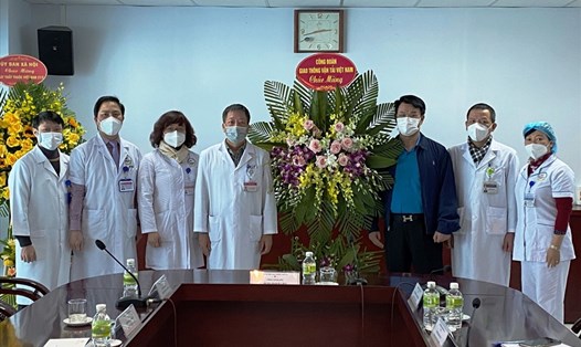 Chủ tịch Công đoàn Giao thông Vận tải VN Đỗ Nga Việt (thứ 3 từ phải sang) tặng hoa chúc mừng tập thể y, bác sĩ, người lao động Công ty CP Bệnh viện giao thông vận tải. Ảnh: Thanh Thọ