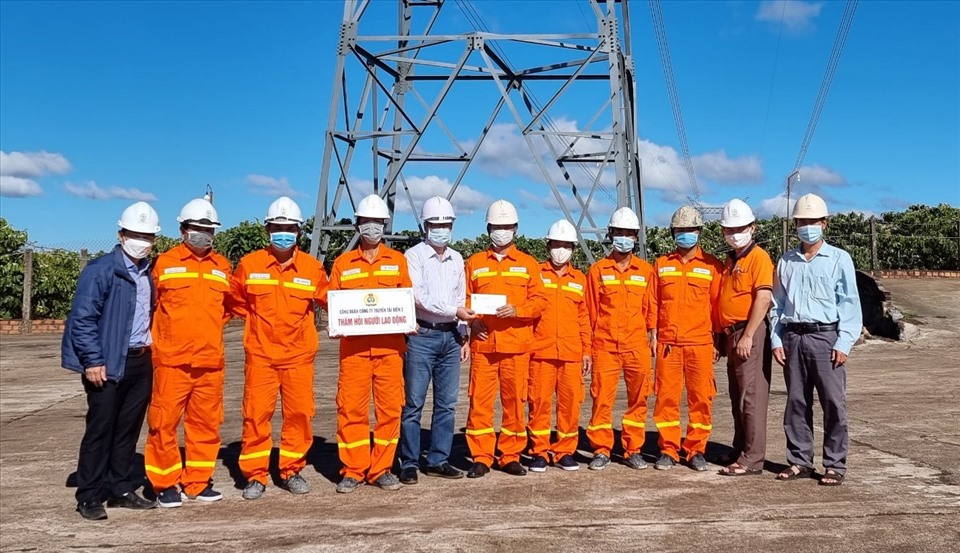 Cán bộ công đoàn Điện lực Việt Nam tặng quà người lao động tại hiện trường. Ảnh: CĐCC