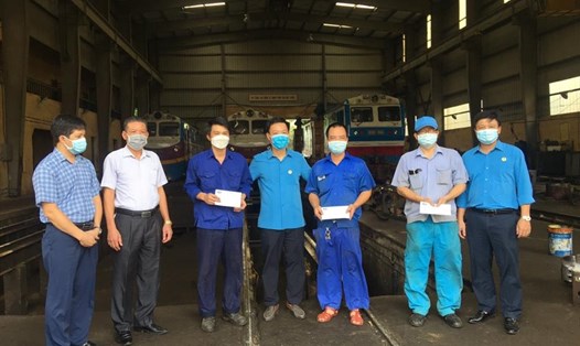 Chủ tịch Công đoàn Đường sắt Việt Nam Mai Thành Phương (thứ tư từ trái sang) trao hỗ trợ khẩn cấp cho đoàn viên, người lao động Xí nghiệp Đầu máy Hà Nội năm 2021 (ảnh minh hoạ). Ảnh: CĐN