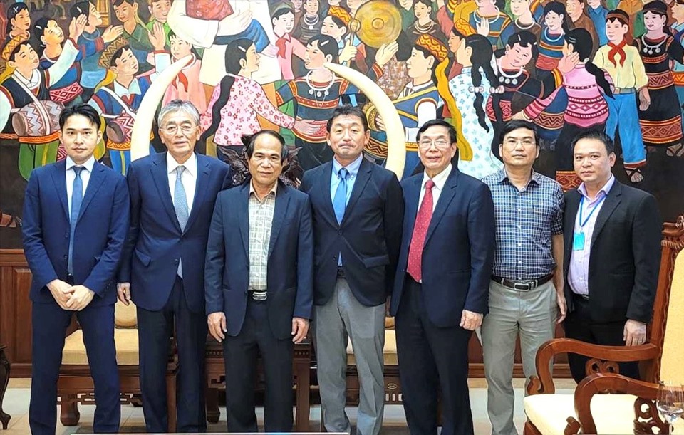 Đoàn công tác chụp ảnh cùng lãnh đạo tỉnh Gia Lai.