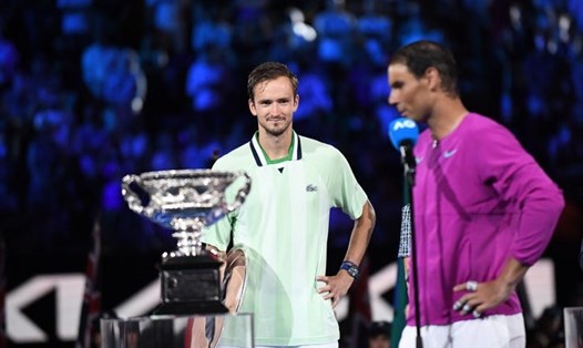 Daniil Medvedev đã phải ngậm ngùi nhìn Rafael Nadal lên ngôi tại Australian Open 2022. Ảnh: AO