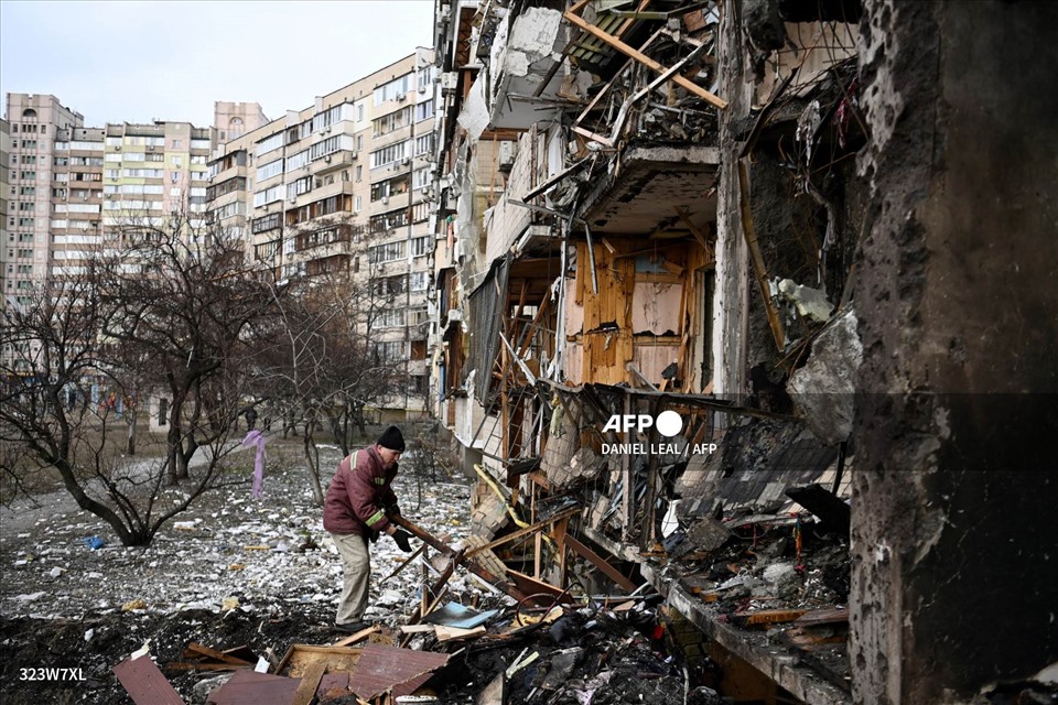 Một tòa nhà ở ngoại ô thủ đô Kiev bị tấn công. Ảnh: AFP