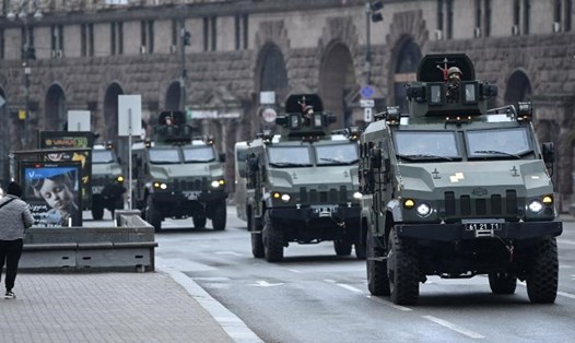 Các phương tiện quân sự Ukraina ở trung tâm Kiev ngày 25.2. Ảnh: AFP