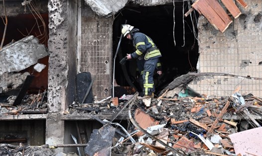 Một toà nhà bị hư hại ở Ukraina sau các cuộc pháo kích ngày 24.2.2022. Ảnh: AFP