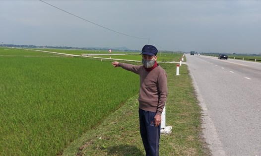 Người dân sửng sốt với giá khởi điểm 9 lô đất mà huyện Đức Thọ (Hà Tĩnh) ra giá khởi điểm. Ảnh: Trần Tuấn.