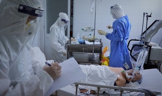 Nhân viên y tế chăm sóc bệnh nhân mắc COVID-19 nặng ở TPHCM.  Ảnh: Anh Tú