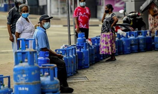 Giá xăng dầu ở Sri Lanka tăng trong bối cảnh khủng hoảng năng lượng trầm trọng hơn. Ảnh: AFP