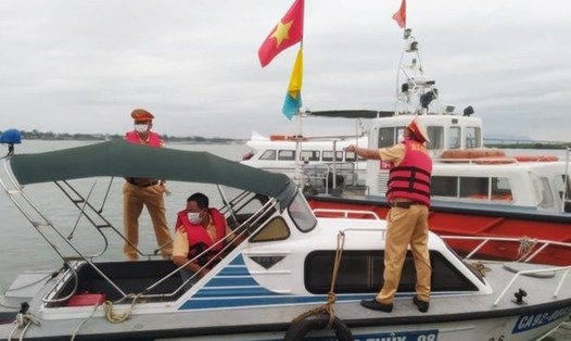 Lực lượng Cảnh sát giao thông tổ chức phối hợp tìm kiếm cứu nạn vụ chìm cano ở Cửa Đại, Hội An, Quảng Nam. Ảnh: Cục CSGT