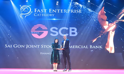 Chị Đặng Thị Bảo Châu - Quyền GĐ Khối Doanh nghiệp, đại diện SCB nhận giải thưởng Asia Pacific Enterprise Awards 2021 vinh danh ở hạng mục “Fast Enterprise Award” (Doanh nghiệp tăng trưởng nhanh). Ảnh: SCB