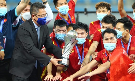 U23 Việt Nam nhận "thưởng nóng" sau trận chung kết U23 Đông Nam Á 2022. Ảnh: T.V