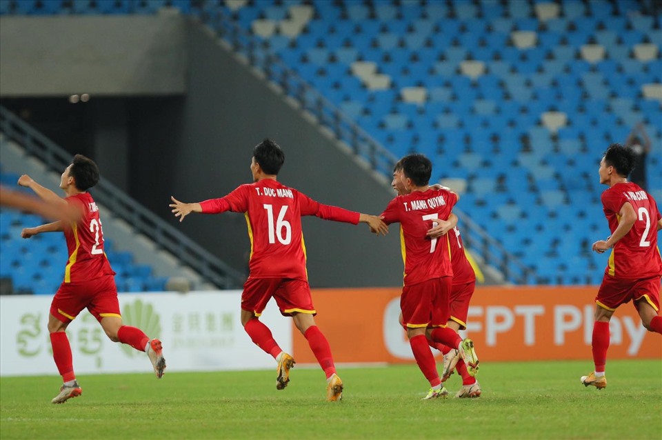 HLV U23 Thái Lan chúc mừng U23 Việt Nam vô địch Đông Nam Á