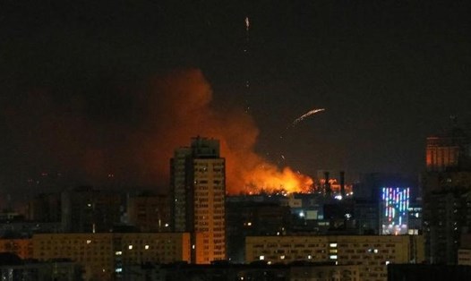 Một đợt pháo kích gần thủ đô Kiev của Ukraina ngày 26.2. Ảnh: AFP