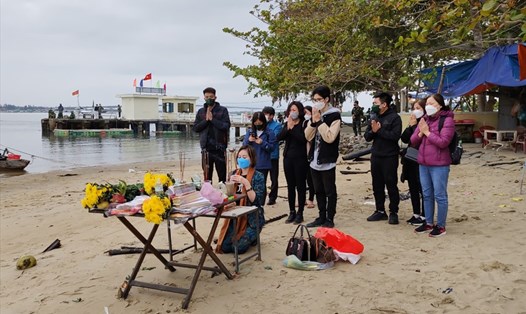 Gia đình nạn nhân mất tích đến cầu nguyện tại biển Cửa Đại. Ảnh: Thanh Chung