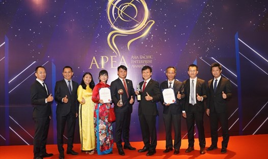 Các thành viên Ban Giám đốc Dai-ichi Life Việt Nam tại Lễ trao giải thưởng Kinh doanh xuất sắc Châu Á - Asia Pacific Enterprise Awards (APEA) ngày 25.2.2022.