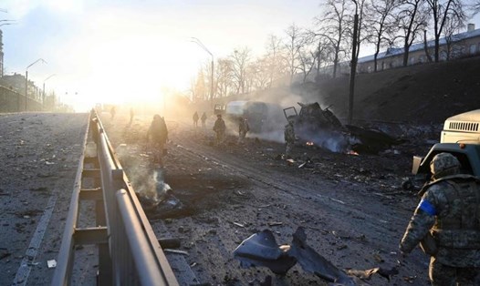 Quân nhân Nga thu thập đạn chưa nổ sau giao tranh với Nga ở thủ đô Kiev ngày 26.2. Ảnh: AFP