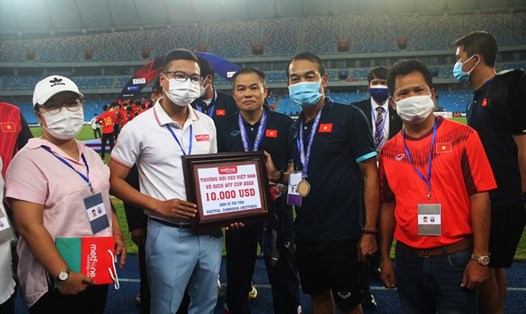 U23 Việt Nam nhận thưởng "nóng" ngay sau khi giành chức vô địch U23 Đông Nam Á 2022. Ảnh: VFF