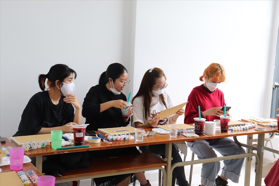 Hoạt động trải nghiệm Workshop (trang trí tự do) thu hút đông đảo các bạn trẻ tại Đà Nẵng tham gia. Ảnh: Nguyễn Linh