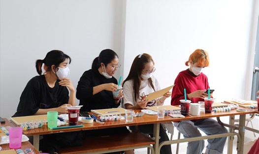 Hoạt động trải nghiệm Workshop (trang trí tự do) thu hút đông đảo các bạn trẻ tại Đà Nẵng tham gia. Ảnh: Nguyễn Linh