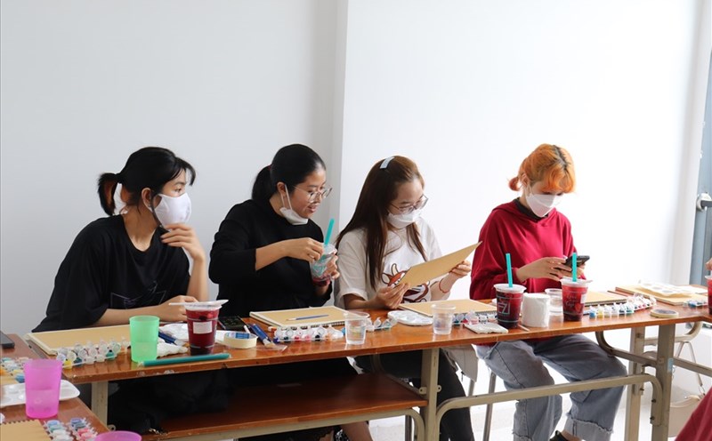 Hoạt động trải nghiệm Workshop (trang trí tự do) thu hút đông đảo các bạn trẻ tại Đà Nẵng tham gia. Ảnh: Nguyễn Linh