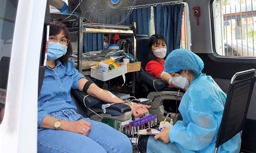 Đoàn viên công đoàn, CNVCLĐ quận Bình Thạnh tham gia hiến máu. Ảnh: Đức Long