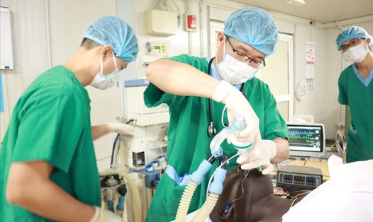 Y bác sĩ Bệnh viện dã chiến Việt Nam ở Nam Sudan chăm sóc bệnh nhân. Ảnh: BVDC2.3
