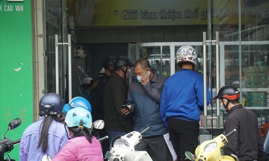 Người dân xếp hàng mua "gói F0" và kit test xét nghiệm ở một quầy thuốc trên địa bàn thành phố Đà Nẵng. Ảnh: Thanh Chung