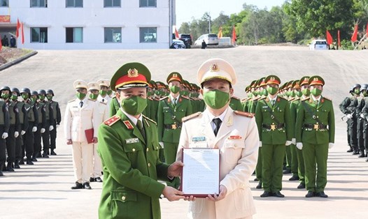 Trung tướng Phạm Quốc Cương (trái) trao quyết định về việc điều động, bổ nhiệm chức vụ Giám đốc Trung tâm Huấn luyện quốc gia về phòng chống khủng bố cho Thượng tá Triệu Văn Minh. Ảnh: VGP