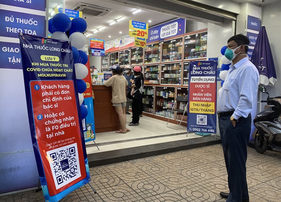 Các điều kiện đối với bệnh nhân mua thuốc Molnupiravir được thông báo trước hiệu thuốc. Ảnh: Ngọc Lê.