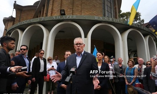 Thủ tướng Australia Scott Morrison phát biểu với giới truyền thông bên ngoài một nhà thờ Công giáo vào ngày 27.2.2022 tại Sydney, Australia. Ảnh: AFP