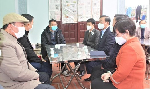 Phó Chủ tịch UBND TP Hà Nội Chử Xuân Dũng thăm hỏi, chia buồn với gia đình ông Ngô Văn Đẩn (có 3 người chết, 2 người mất tích liên quan đến vụ chìm ca nô ở biển Cửa Đại, Hội An). Ảnh: Phú Khánh