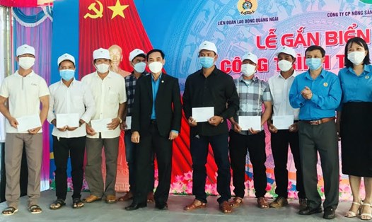 Lãnh đạo LĐLĐ tỉnh Quảng Ngãi tặng quà động viên công nhân Nhà máy cồn và tinh bột mì Đắk Tô. Ảnh: Ngọc Phi