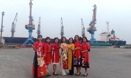 Nữ đoàn viên Tổng Công ty Hàng hải Việt Nam trong trang phục áo dài. Ảnh: CĐCC
