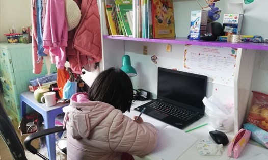 Con gái út đang ở cùng phòng với anh Nguyễn Văn Thăng để cách ly phòng lây nhiễm COVID-19. Ảnh: NVCC