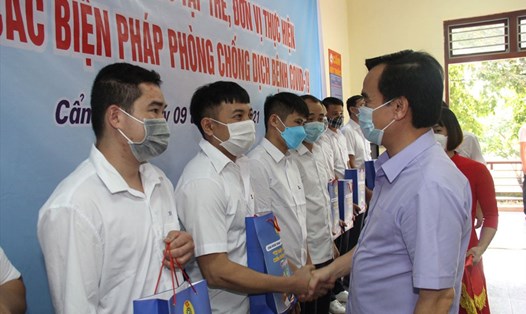 Cán bộ Công đoàn Than - Khoáng sản Việt Nam động viên, trao quà cho người lao động. Ảnh: CĐCC