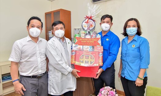 Đại diện LĐLĐ quận Tân Bình (bên phải), thăm, tặng quà các cơ sở y tế trên địa bàn quận. Ảnh: Đức Long