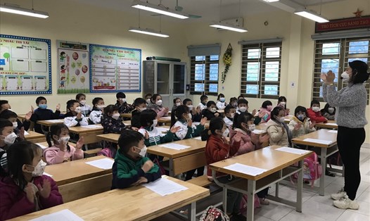 Học sinh lớp 1-6 tại 18 huyện, thị xã của Hà Nội chuyển sang học trực tuyến để phòng, chống dịch COVID-19. Ảnh: Tường Vân.