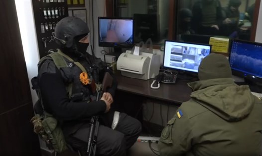 Binh sĩ Nga và Ukraina cùng canh gác nhà máy điện hạt nhân Chernobyl. Ảnh chụp clip của Bộ Quốc phòng Nga