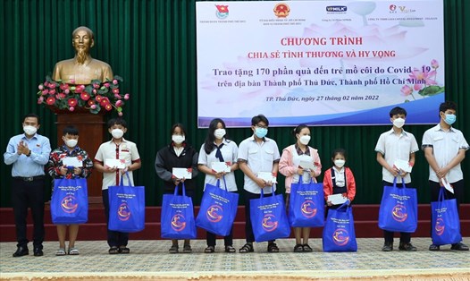 Ông Cao Thanh Bình - Ủy viên thường trực HĐND TPHCM, Trưởng Ban Văn hóa – xã hội trao quà cho trẻ mồ côi do dịch COVID-19. Ảnh: HĐ