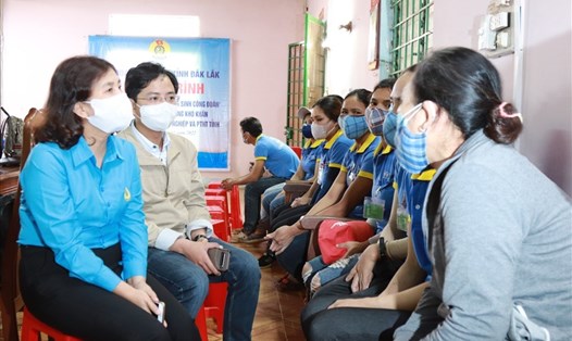Lãnh đạo LĐLĐ tỉnh Đắk Lắk thăm hỏi công nhân lao động trong tỉnh dịp Tết Nguyên đán Nhâm Dần 2022. Ảnh: Bảo Trung