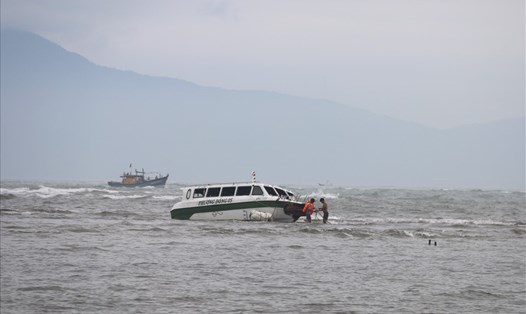 Tàu chở 36 hành khách bị lật ở biển Cửa Đại khiến 17 người chết và mất tích. Ảnh: Thanh Chung