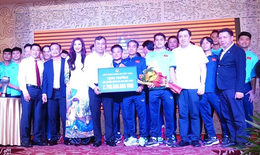 U23 Việt Nam nhận thưởng 2,7 tỉ đồng từ Liên đoàn bóng đá Việt Nam (VFF). Ảnh: Nguyễn Đăng