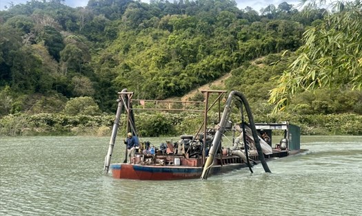 Một tàu hút cát đang hoạt động ở sông Krông Nô. Ảnh: Phan Tuấn